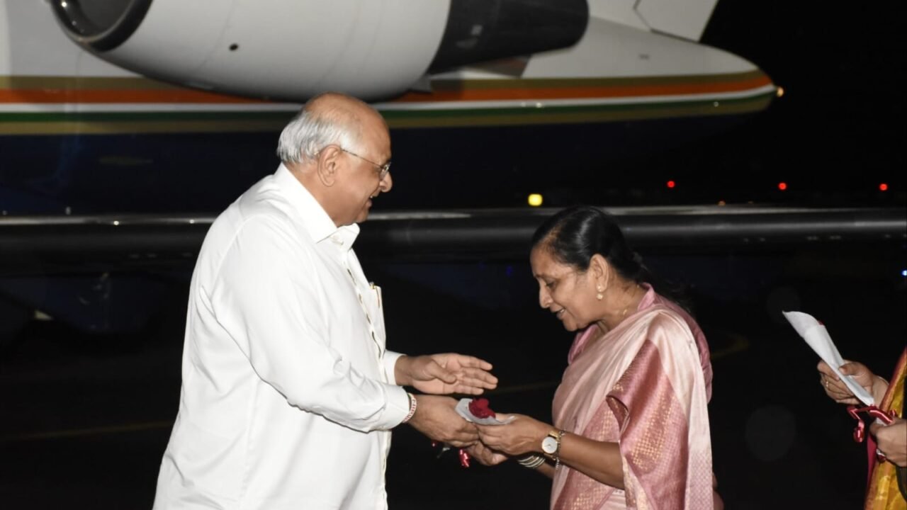 ભાવનગર એરપોર્ટ ખાતે મુખ્યમંત્રીનું ભાવભર્યું સ્વાગત કરાયું