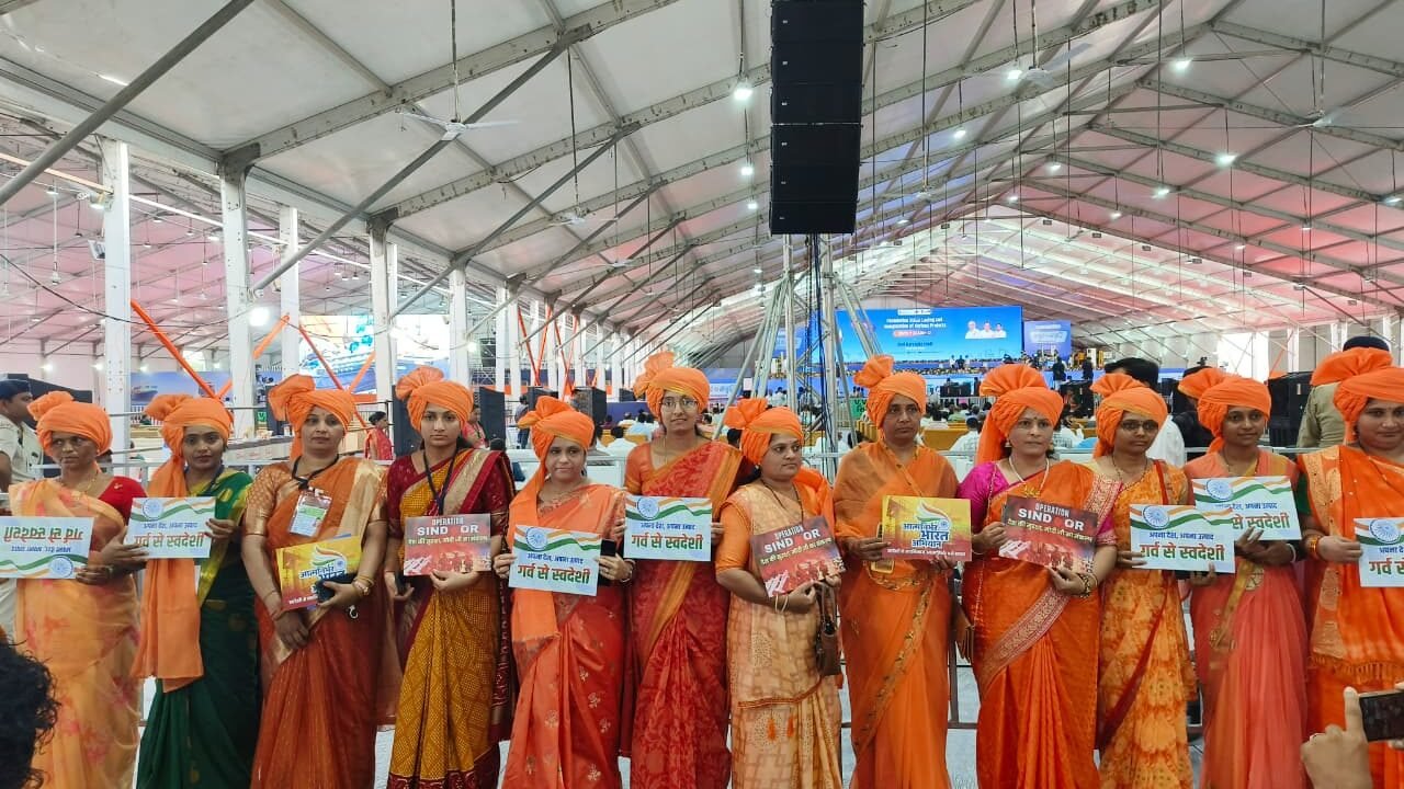 વડાપ્રધાન નરેન્દ્રભાઈ મોદીને આવકારવા સખી મંડળની બહેનો અદમ્ય ઉત્સાહ સાથે પરંપરાગત સાડી અને કેસરિયા સાફામાં સજ્જ થઈ પહોંચ્યા