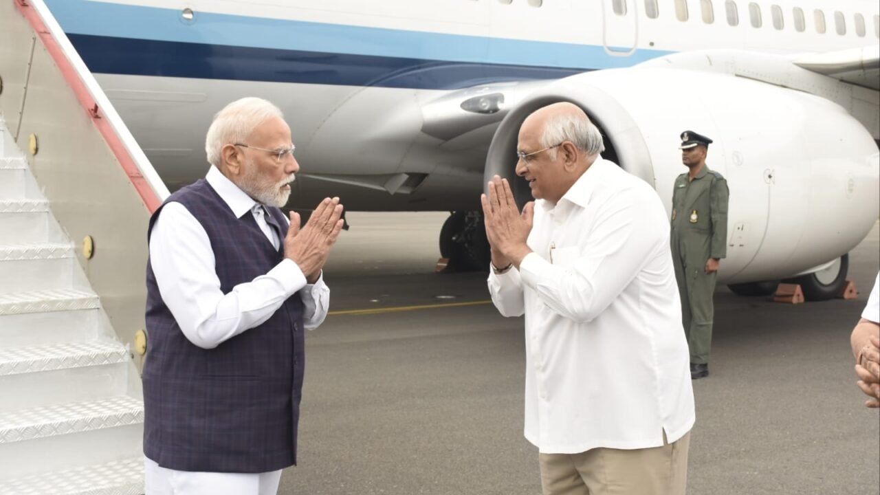 વડાપ્રધાન નરેન્દ્રભાઇ મોદીનું ભાવનગર એરપોર્ટ ખાતે ભાવસભર સ્વાગત