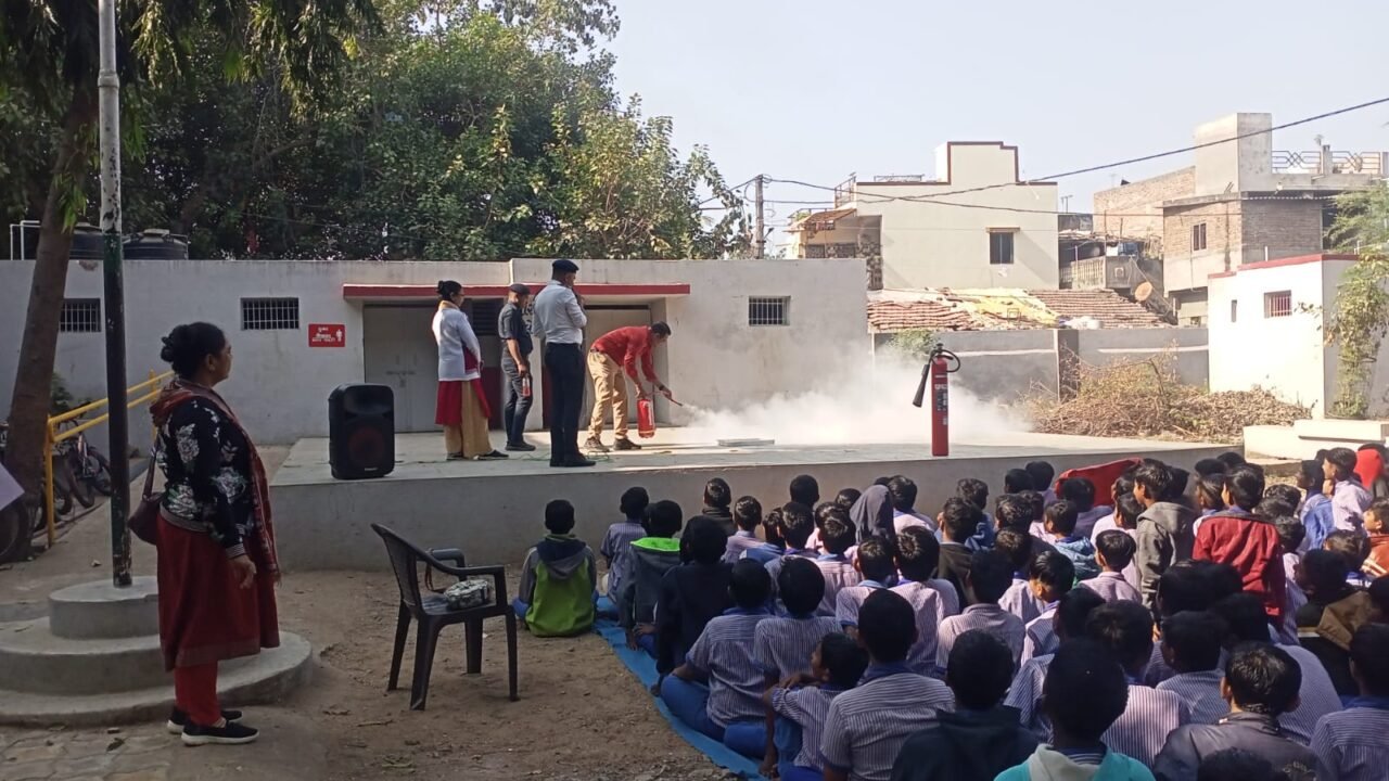 મહુવા નગરપાલિકાની પ્રાથમિક શાળાઓ ખાતે ધોરણ ૬ થી ૮ના વિદ્યાર્થીઓ તથા શાળાના સ્ટાફ માટે ફાયર સેફ્ટીની તાલીમ યોજાય