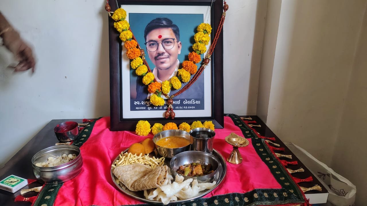 પુણ્યતિથિ નિમીત્તે પરિવારે મંદબુધ્ધિ આશ્રમ ખાતે તિથિ ભોજન કરાવી શ્રદ્ધાંજલિ અર્પણ કરી