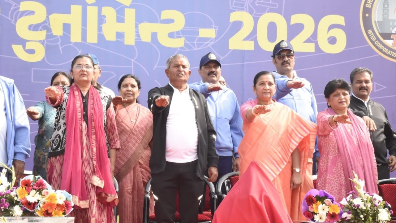 ભાવનગરમાં ઓલ ગુજરાત ઇન્ટર કોર્પોરેશન ક્રિકેટ ટુર્નામેન્ટનો પ્રારંભ કરાવતા કેન્દ્રીય રાજ્ય મંત્રી શ્રીમતી નિમુબેન બાંભણિયા